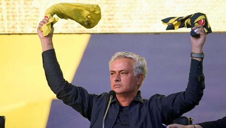 Mourinho'nun imza töreninde ilginç anlar! Fenerbahçe taraftarı 'SIU' çektirdi