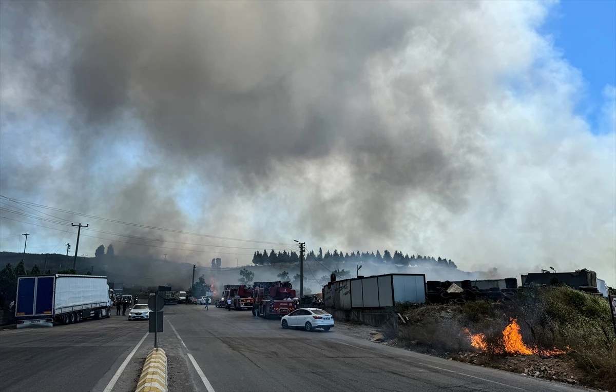 Tuzla Deri Organize Sanayi Bölgesi’nde Fabrikada Yangın Çıktı