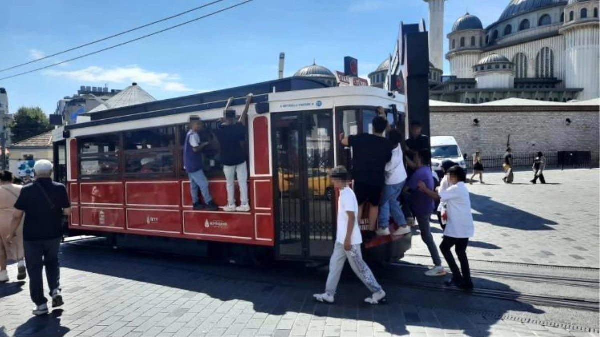 İstanbul Beyoğlu’nda Çocukların Tehlikeli Nostaljik Tramvay Yolculuğu