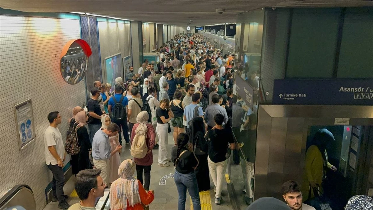 İstanbul’da Emniyet-Fatih Metro İstasyonu’nda Yoğunluk Yaşandı