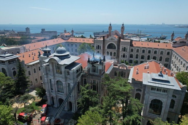 Sağlık Bilimleri Üniversitesi'nde yangın! Tarihi binanın kubbesi alev alev yanarak çöktü