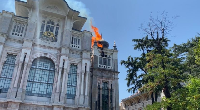 Sağlık Bilimleri Üniversitesi'nde yangın! Tarihi binanın kubbesi alev alev yanarak çöktü