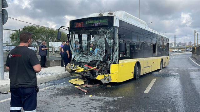 Sultangazi'de İETT otobüsüyle tırın çarpışması sonucu 7 kişi yaralandı