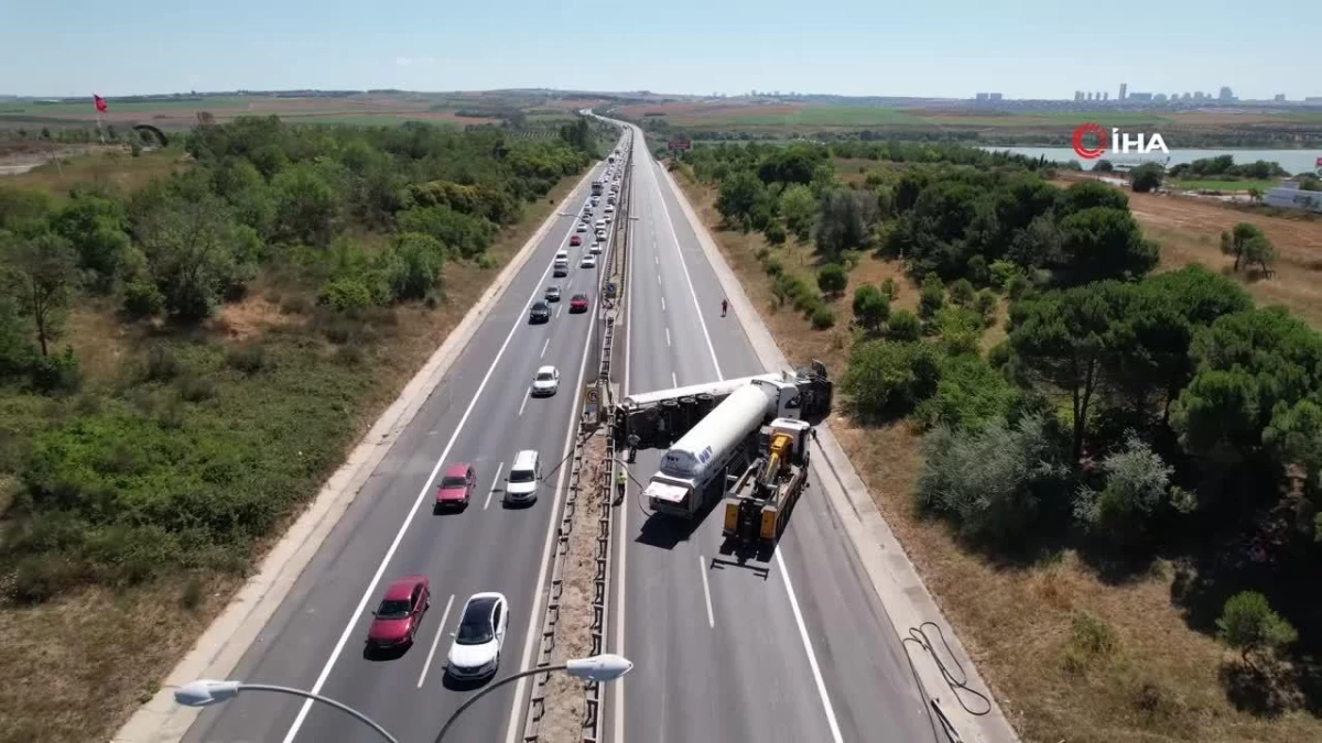 TEM Otoyolunda Tanker Devrildi, İstanbul İstikametine Trafik Tamamen Durdu