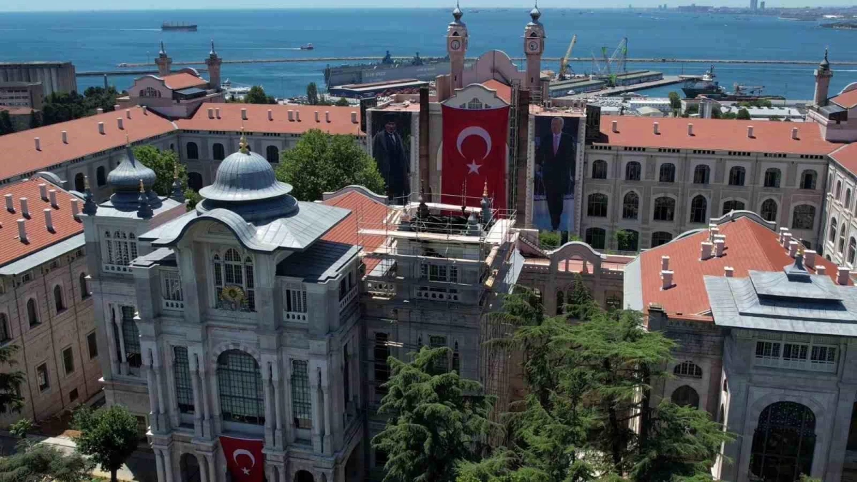 Üsküdar’da Sağlık Bilimleri Üniversitesi binasında çıkan yangının ardından çöken kubbenin yapım çalışmaları havadan görüntülendi