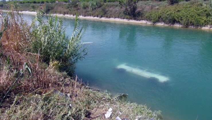 Adana’da iki araç su kanalına düştü