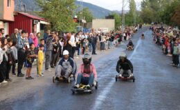 Adana’da yarışmacılar el yapımı tahta araçlarıyla birincilik için mücadele etti