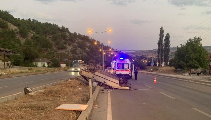 Amasya’da otomobil direğe çarptı: 4 yaralı