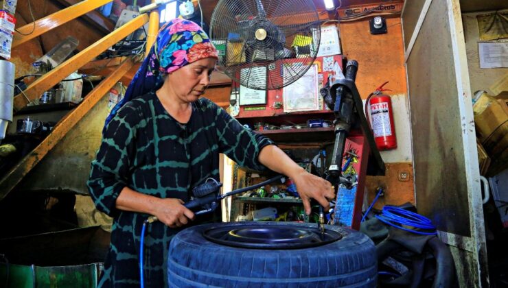 Antalya’da 25 yıldır lastik tamir eden kadın: Pilav yapmaktan kolay