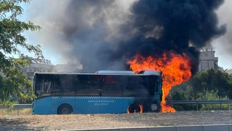 Antalya’da alev alan belediye otobüsü küle döndü