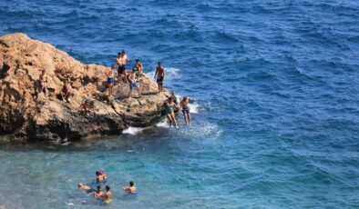 Antalya’da sıcak hava etkisini göstermeye devam ediyor