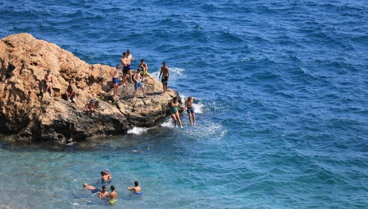 Antalya’da sıcak hava etkisini göstermeye devam ediyor