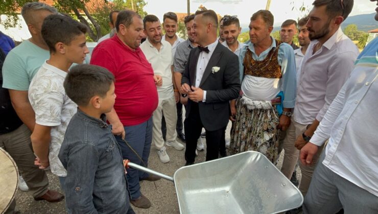 Bolu’da damadın önünü el arabasıyla kesip para istediler