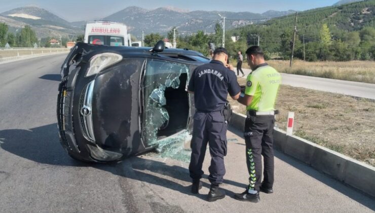 Burdur’da trafik kazası: Refüje çarpıp devrildi