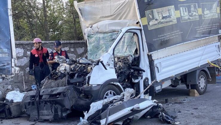 Çorum’da kamyonet park halindeki tıra çarptı: 3 ölü