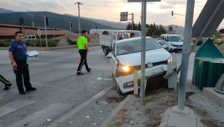 Çorum’da kırmızı ışıta geçince kaza yaptı: 4 yaralı