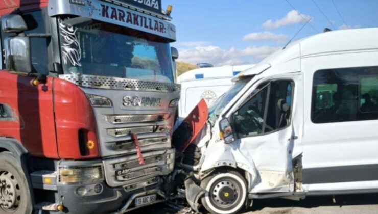 Çorum’da otomobille çarpışan işçi servisi, tıra çarptı: 14 yaralı