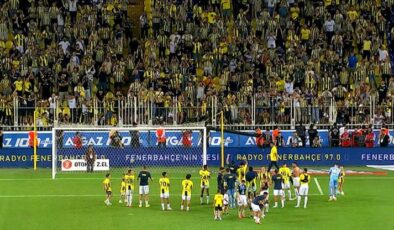 Fenerbahçe, galibiyeti taraftarıyla kutladı