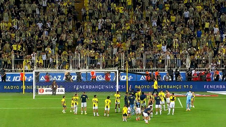 Fenerbahçe, galibiyeti taraftarıyla kutladı