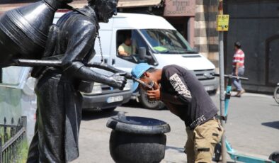 Gaziantep’te sıcaktan bunalan vatandaşlar çareyi çeşme başında buldu