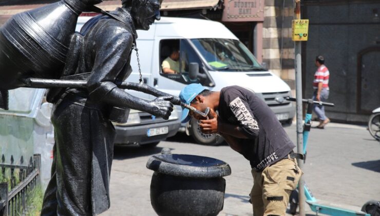 Gaziantep’te sıcaktan bunalan vatandaşlar çareyi çeşme başında buldu