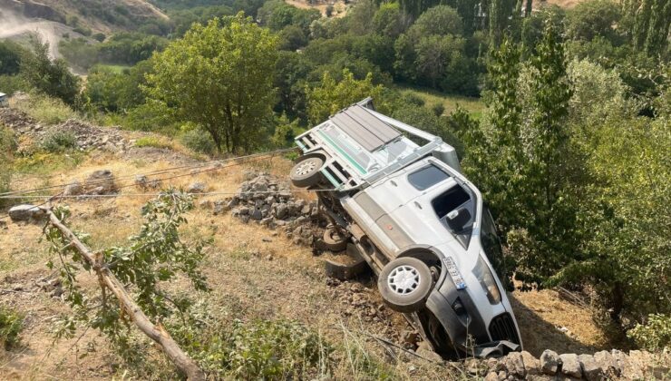 Hakkari’de güvenlik korucularını taşıyan kamyonet devrildi