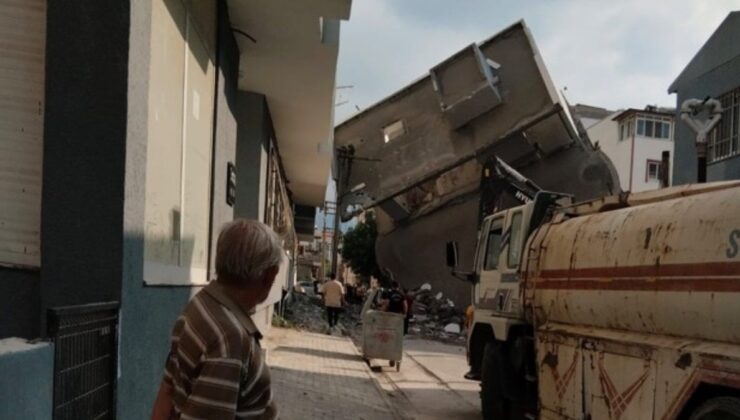 Hatay’da yıkımı yapılan apartman, yandaki binanın üzerine devrildi