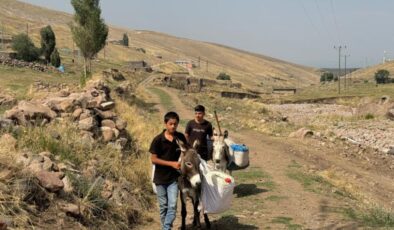 Iğdır’da çocuklar eşeklerle su taşıyor