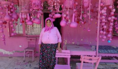 Isparta’da 75 yaşındaki ‘Barbie Teyze’nin pembe hayatı