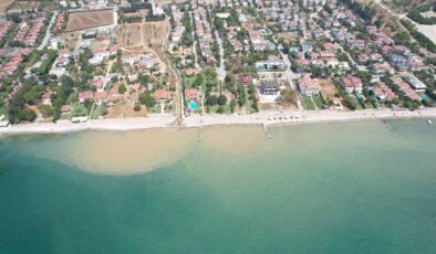 İstanbul Kumburgaz’da denizin rengi değişti, vatandaşlar tedirgin oldu