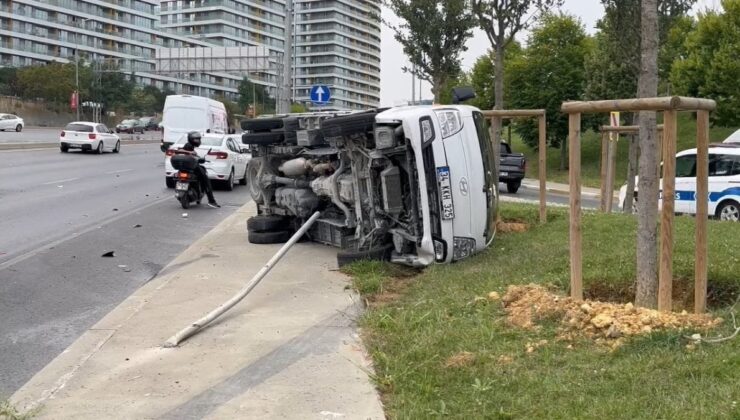 İstanbul’da otomobil kamyonete çarptı: 3 yaralı