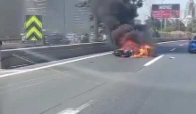 İstanbul’da otomobilin çarptığı motosiklet alev alev yandı