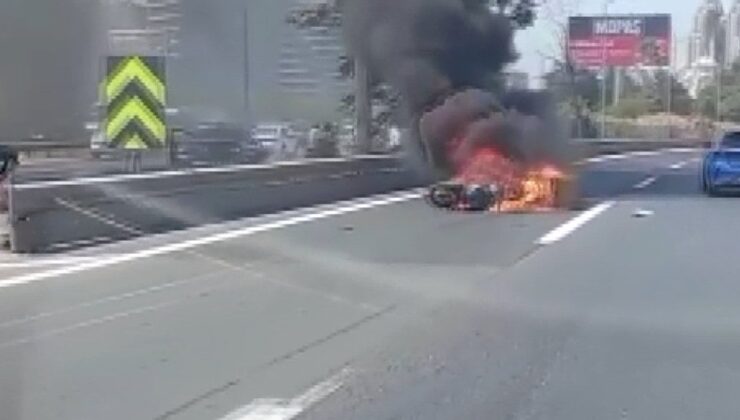 İstanbul’da otomobilin çarptığı motosiklet alev alev yandı