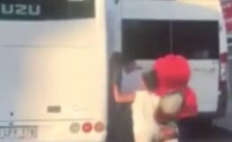 İstanbul’da yol vermeyen servis aracına kaskla saldırdılar