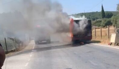 İzmir’de toplanma merkezine götürülen kaçak göçmenlerin taşındığı otobüste yangın