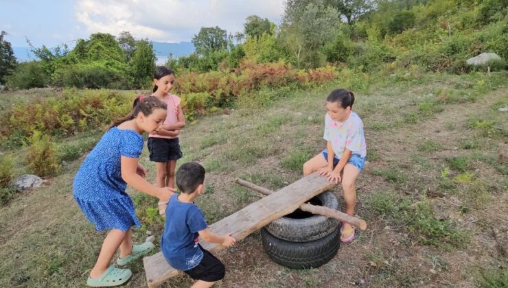 Kastamonu’da küçük çocuklar atık malzemelerle kendilerine park yaptı