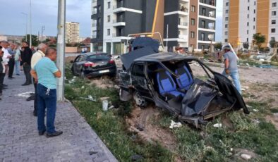 Kayseri’de 2 araç çarpıştı, biri ikiye bölündü