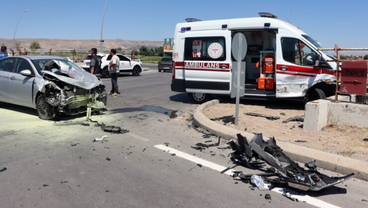 Kayseri’de ambulansla otomobil çarpıştı: 6 yaralı