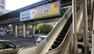 Kayseri’de McDonald’s reklamının üzerine boykot pankartı asıldı