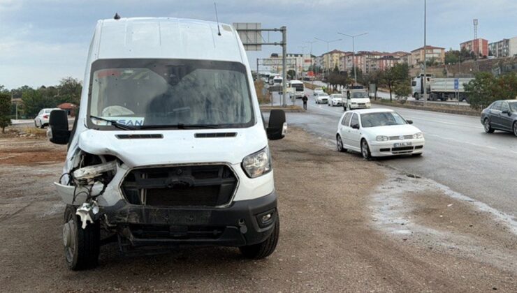 Kırıkkale’de işçi servis minibüsü, otomobile çarptı: 11 yaralı