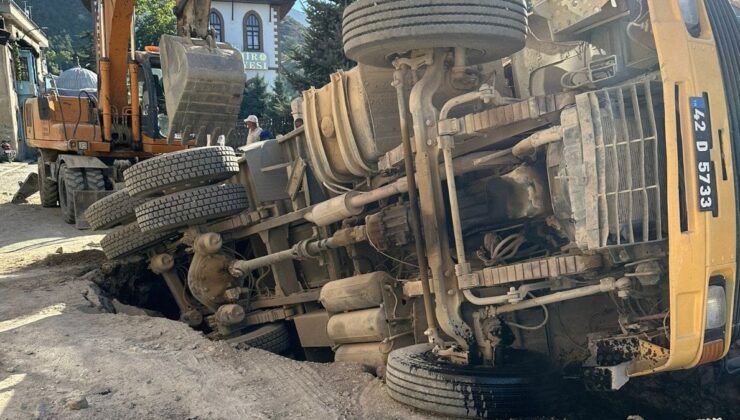 Konya’da kamyon, çöken yoldaki çukura düştü