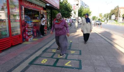 Mersin’de 7’den 70’e her yaştan vatandaş ‘sek sek’ oynayarak geçiyor