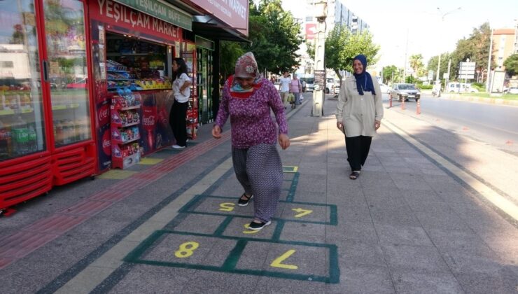 Mersin’de 7’den 70’e her yaştan vatandaş ‘sek sek’ oynayarak geçiyor