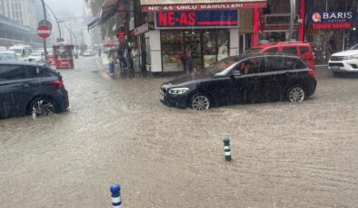 Rize’de şiddetli yağmur: Cadde ve sokaklar göle döndü