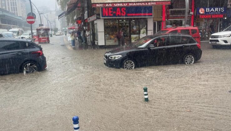 Rize’de şiddetli yağmur: Cadde ve sokaklar göle döndü