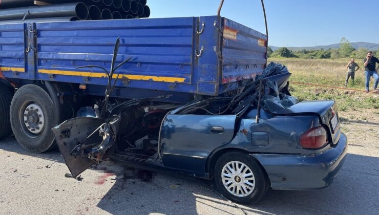 Sakarya’da park halindeki tıra çarpan otomobilin sürücüsü öldü