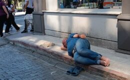 Samsun’da kaldırımda hareketsiz yatan şahıs paniğe neden oldu