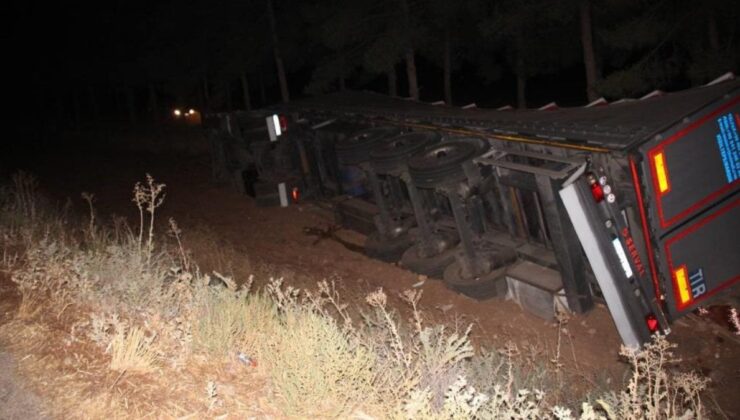 Şanlıurfa’da devrilen tırın sürücüsü yaralandı