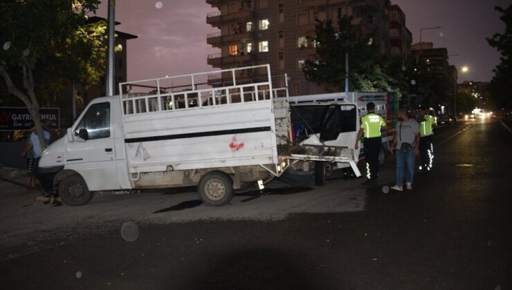 Şanlıurfa’da kamyonetlerin çarpıştığı kaza kamerada: 4 yaralı