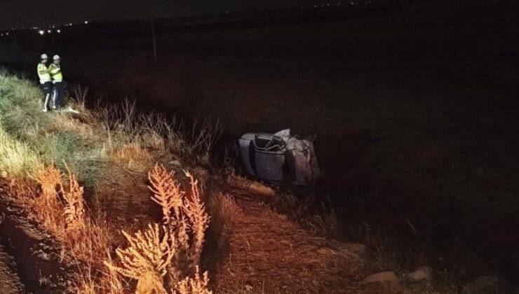 Şanlıurfa’da otomobil şarampole devrildi: 2 yaralı